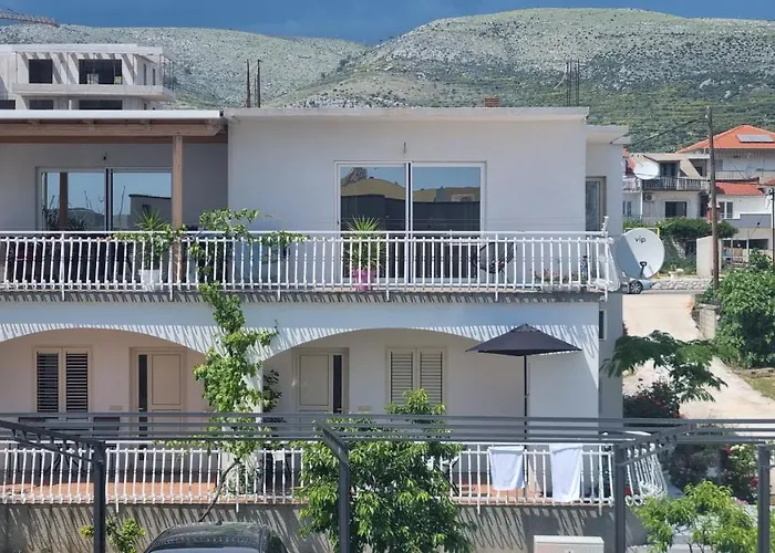 Luxa 5 Min Old Town, 10 Min Airport Apartment