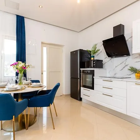 Apartament Luxa 5 Min Old Town, 10 Min Airport