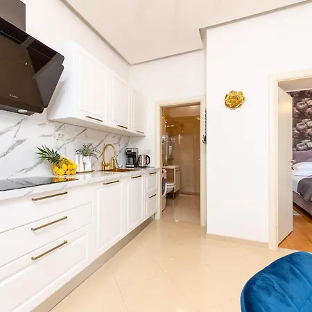 Luxa 5 Min Old Town, 10 Min Airport Apartament