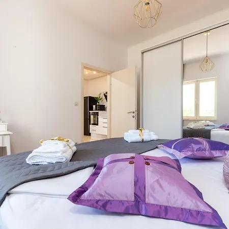 Luxa 5 Min Old Town, 10 Min Airport Apartament