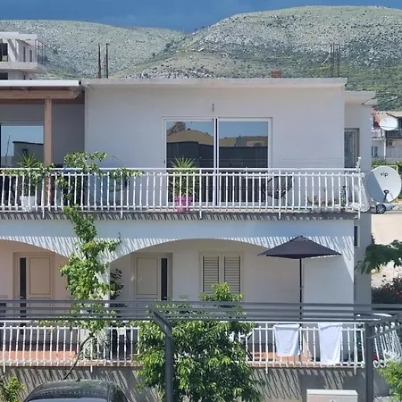 Luxa 5 Min Old Town, 10 Min Airport Apartment