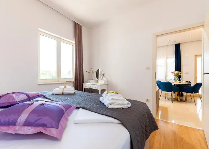 Luxa 5 Min Old Town, 10 Min Airport *