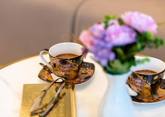 Luxa 5 Min Old Town, 10 Min Airport Apartment *