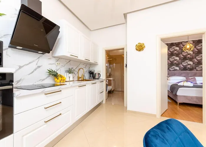 Luxa 5 Min Old Town, 10 Min Airport Apartment