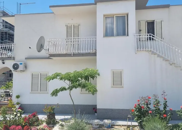 Luxa 5 Min Old Town, 10 Min Airport Apartment